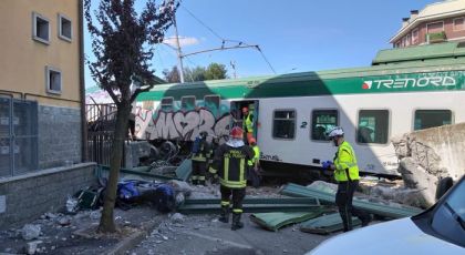 Il treno ha abbattuto un muro di cinta tre feriti in maniera non grave 